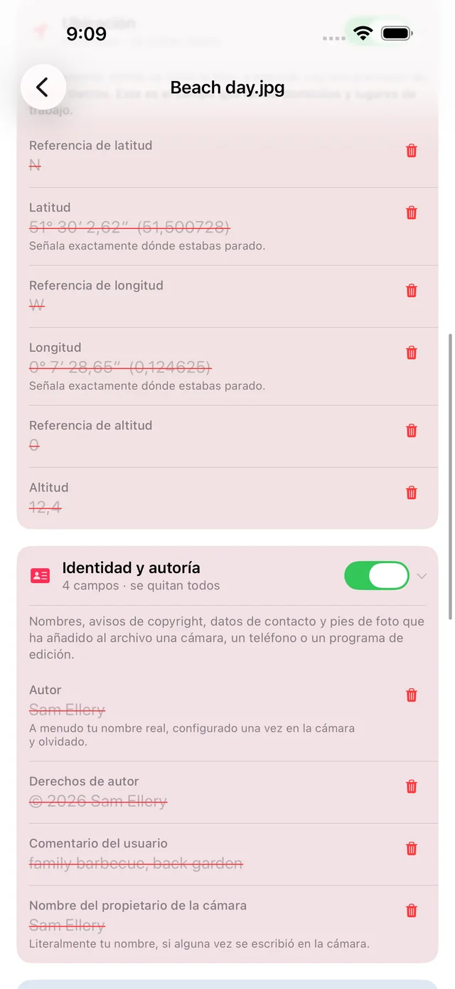 La sección Ubicación de Scrubb con Latitud, Longitud y Altitud y sus valores reales tachados en rojo, cada uno con su control de borrado