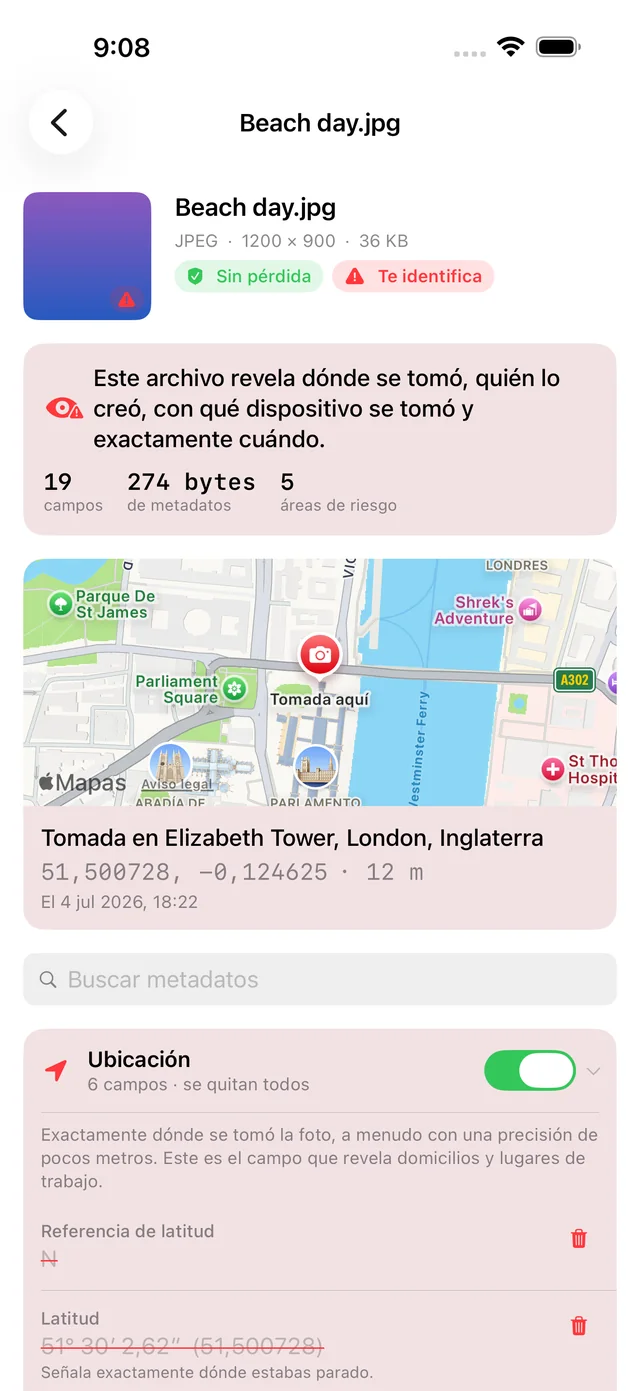 El inspector de Scrubb mostrando una foto marcada como identificable, un resumen que indica 19 campos y 5 áreas de riesgo, y un mapa con un pin en la Torre Isabel de Londres junto a sus coordenadas GPS